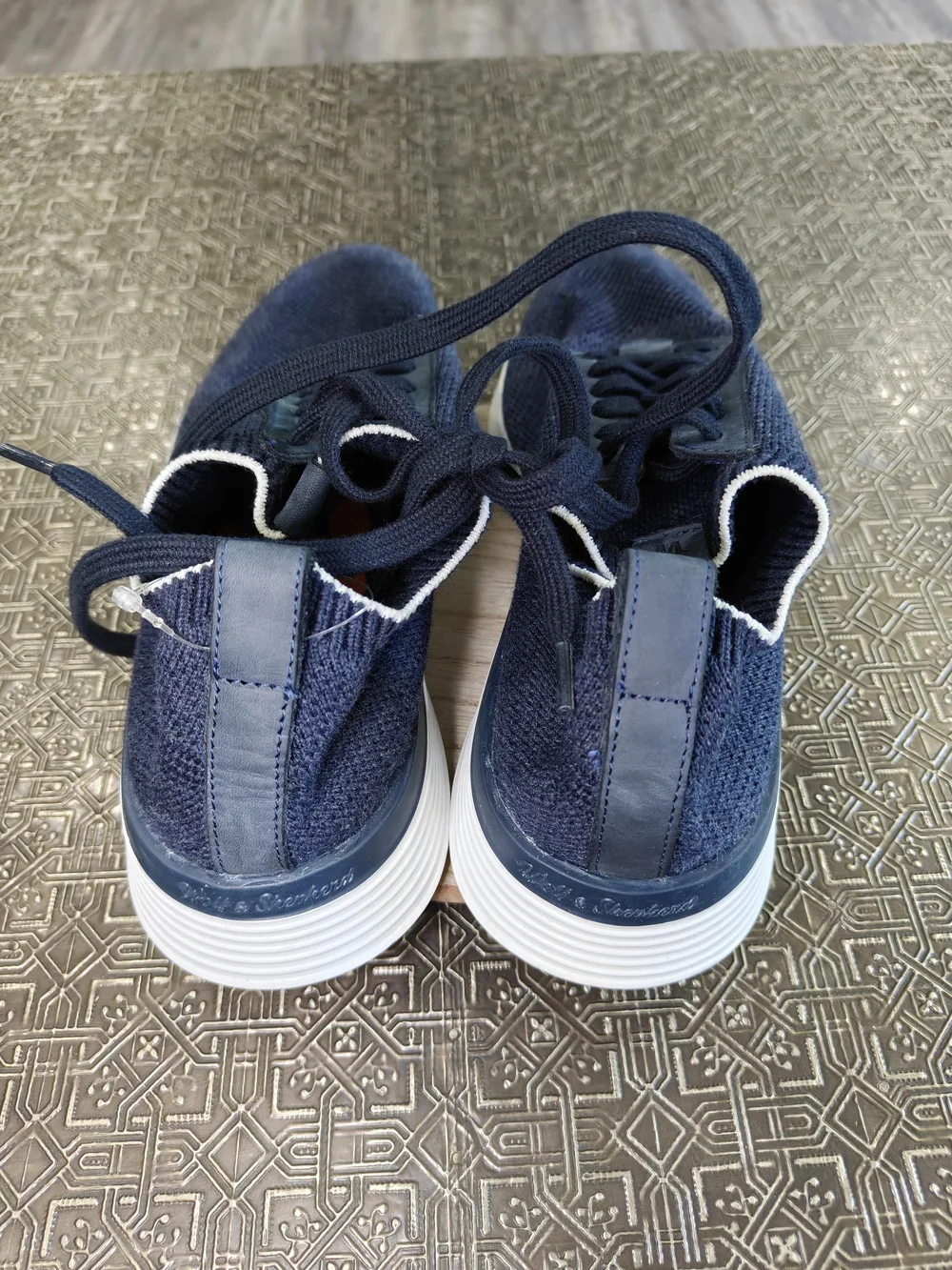 Wolf & Shepherd SupremeKnit Trainer in Navy/White Size 7